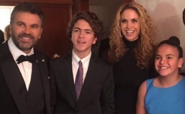 Mijares celebra con Lucero y sus hijos