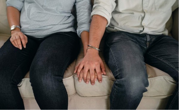 Primo de su ex la corteja