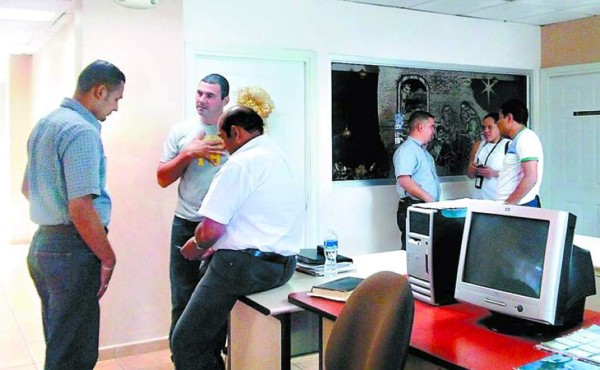 Dejan en libertad dos policías acusados de complicidad en asesinato de dos mujeres