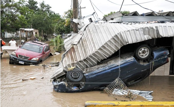 Huracán Eta: las correntadas dieron vuelta a los vehículos
