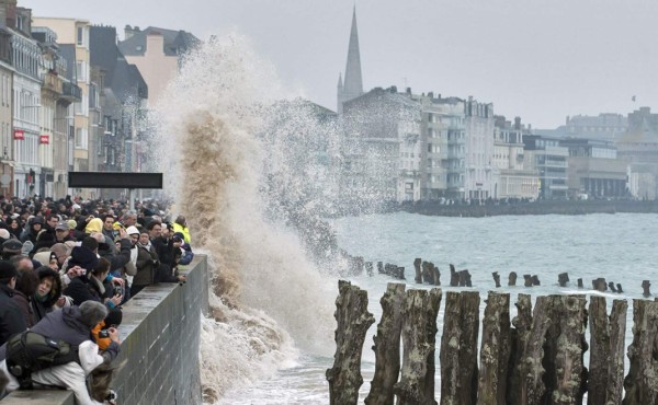 Miles de turistas se reúnen en Francia para recibir 'marea del siglo'