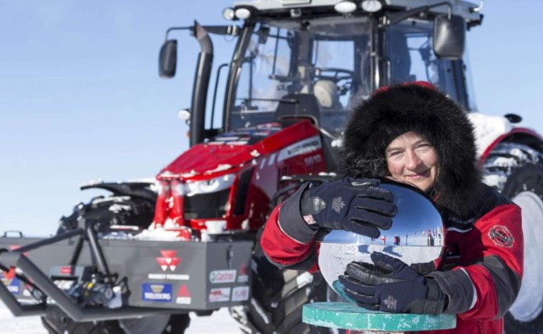Aventurera holandesa consigue reto de llegar en tractor al Polo Sur