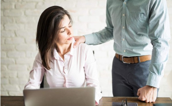 El jefe trata de seducirla