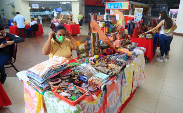 Mipymes exponen sus productos en la Plaza Pedregal