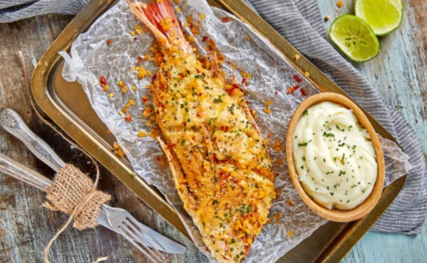 Pescado frito con costra de papa, ajo y perejil