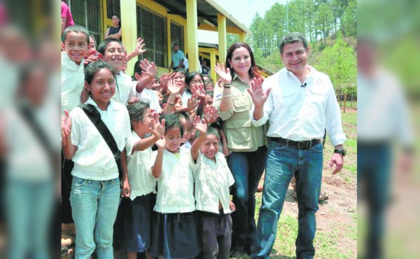 Llevan ayuda a la Montaña de la Flor