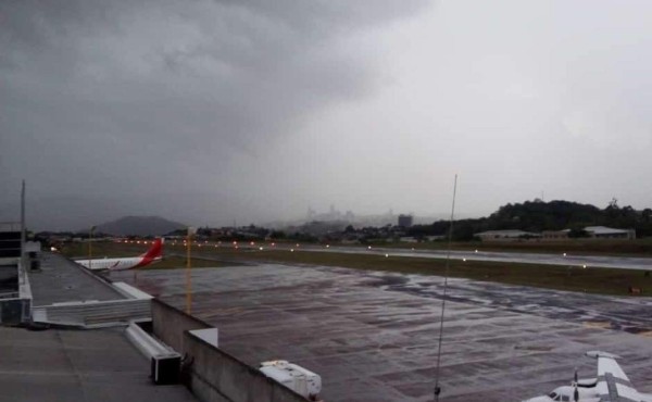 Suspenden vuelos en aeropuerto Toncontín por lluvias