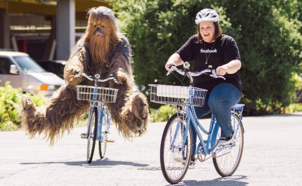 Mamá Chewbacca se divierte en las oficinas Mark Zuckerberg