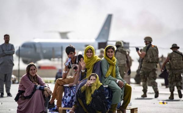 Las evacuaciones, entre 'las más difíciles de la historia', siguen en Kabul