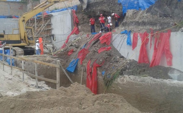 Mueren tres obreros tras derrumbe en una construcción de Tegucigalpa