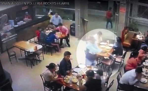 Sicario mata a dos hombres en una pollería en Perú