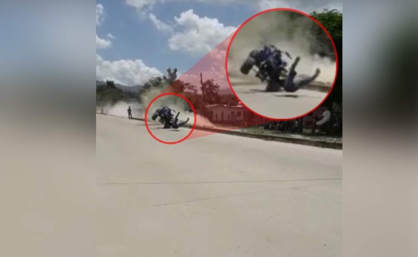 El hombre y su cuatrimoto salieron 'volando' y cayeron en el pavimento.