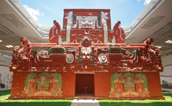 Presidente Hernández urge plan de reparación del Templo Rosalila en Copán Ruinas