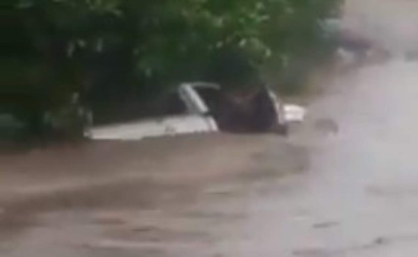 Pick up con familia es arrastrada por la corriente del río en El Paraíso