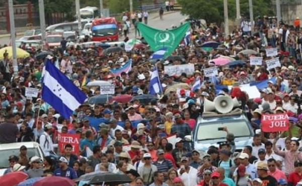 Distintos sectores de la sociedad marchan en Tegucigalpa por la Plataforma