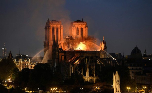 El deán de Notre Dame ve signos de milagros en lo que se ha salvado