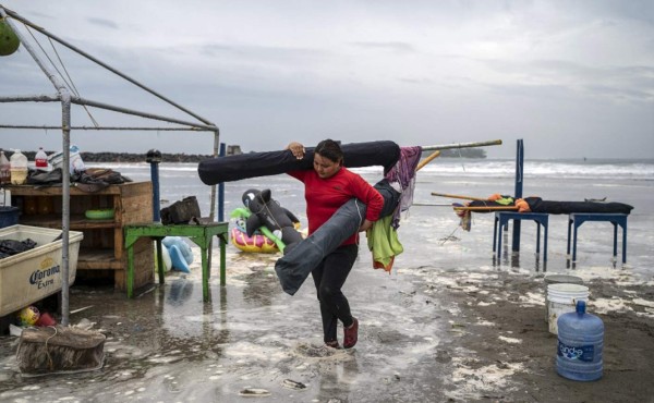 El huracán Grace avanza tierra adentro sobre México