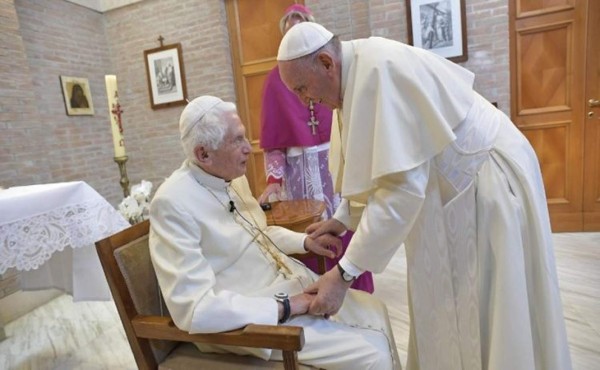 Papa Francisco y papa emérito Benedicto XVI fueron vacunados contra covid-19
