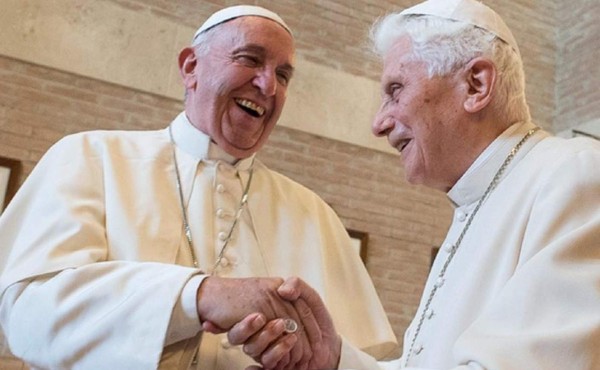 Francisco saludó a Benedicto XVI antes de la misa de Gallo