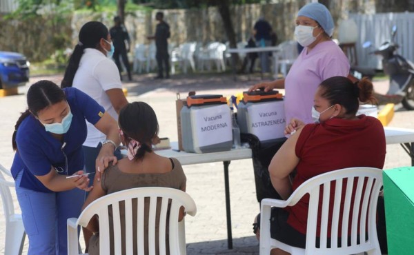Tercer vacunatón: bajan a 18 años el rango de edad en centros del litoral atlántico