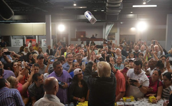 Video: Trump en la polémica tras lanzar rollos de papel a damnificados de Puerto Rico