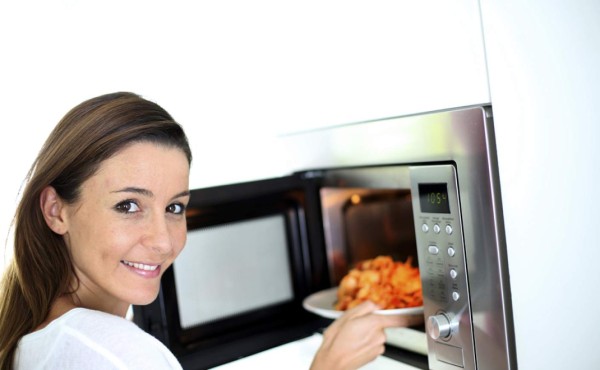 ¿Es malo calentar la comida en microondas?
