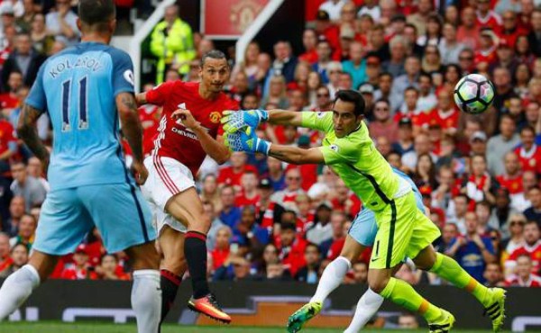 Video: El grosero error de Bravo que aprovechó Ibra en el derbi