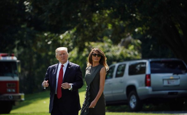 Florida en alerta, Trump y Melania en un retiro presidencial
