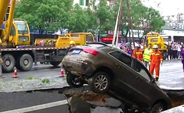 Vehículos son 'tragados' por agujero en China