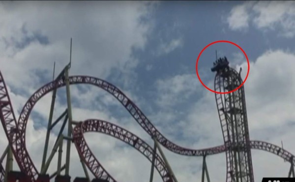 Hombre con retos especiales cae desde una montaña rusa
