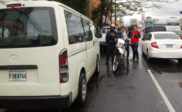 Guardia que conducía microbús es ultimado por un desconocido