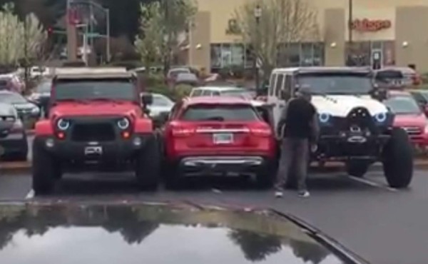 Video: Le dan lección por estacionar mal su vehículo