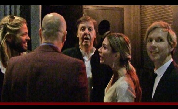 Video: Niegan la entrada a Paul McCartney en una fiesta posterior a los Grammy