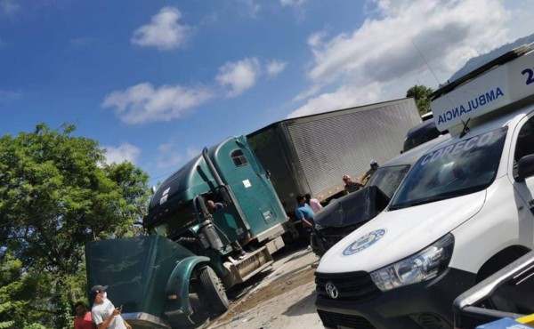 Unos seis heridos deja accidente entre pick up y rastra en salida de Santa Rosa de Copán