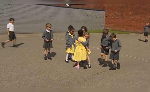 La reacción viral de niñas al recibir a su amiga con prótesis  