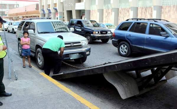Grúas municipales tienen hartos a los sampedranos