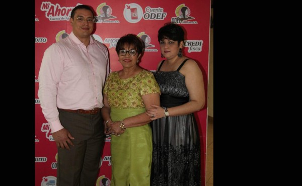 La familia de Odef celebra su cena de fin de año