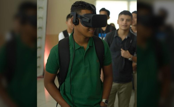 Realidad virtual llega a campus de la UTH