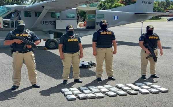 Trasladan a Tegucigalpa 30 kilos de supuesta cocaína hallada en avioneta accidentada