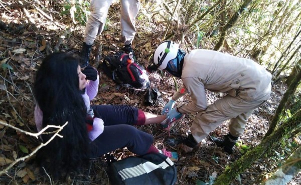 Rescatan a peruana y hondureño que se habían extraviado en montaña de Celaque