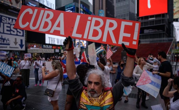 Cuba niega 'estallido social' en protestas que dejan un muerto y más de 100 detenidos