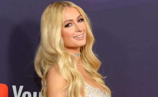 Paris Hilton presenta a su nuevo novio, Carter Reum