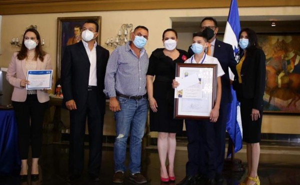 Estudiantes hondureños recibieron premios a la excelencia académica