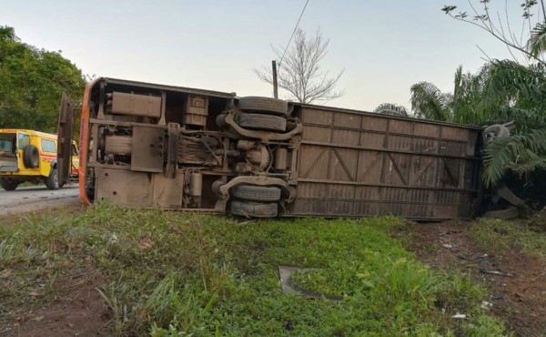Un muerto y 17 heridos deja accidente de bus en Tela