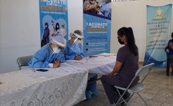 Vacunan contra el covid-19 a personal de salud asignado en cárceles de Honduras