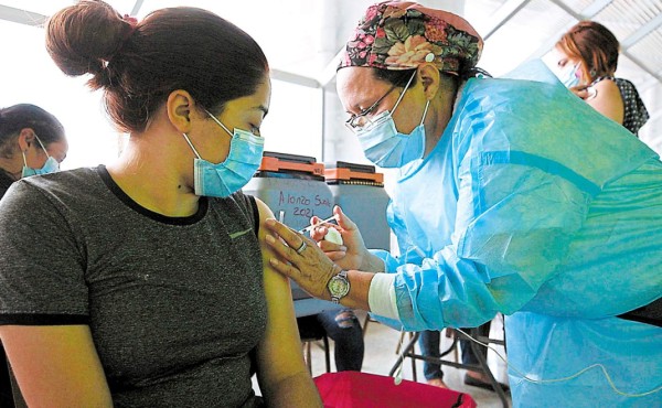 Analizan aplicar una tercera dosis de vacuna anticovid en Honduras