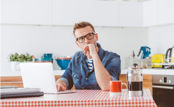 Duda de vivir en casa de sus padres