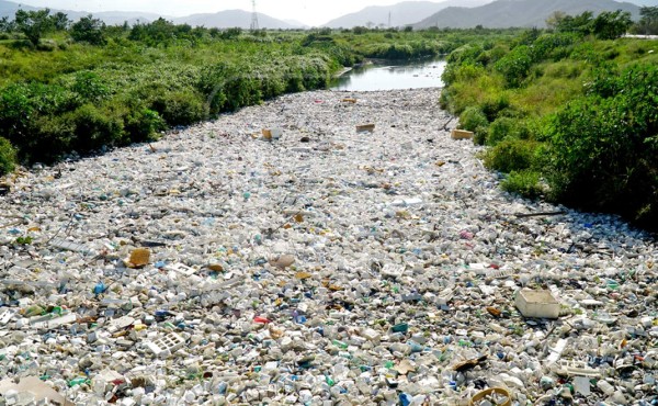 Enormes cúmulos de basura se apilan en puente de río Chotepe