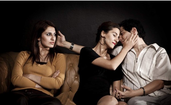 Por ocho meses sale con dos chicas