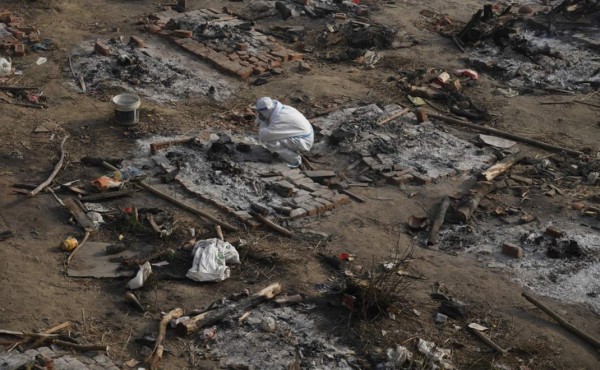 Se acumulan muertos en Brasil por covid, que se ensaña con India y se repliega en Europa